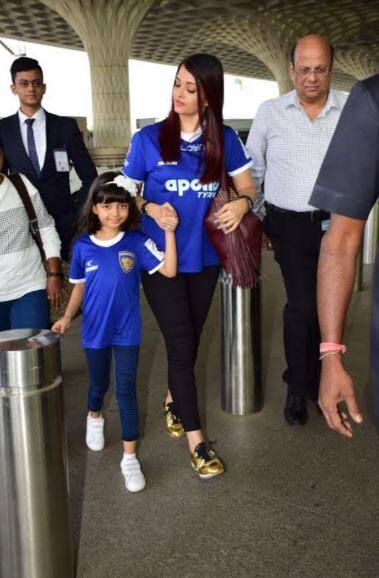 आराध्या की मस्ती एयरपोर्ट पर चालू थी. वो मम्मी का हाथ पकड़ कर खूब इठला रही थीं. (तस्वीर: मानव मंगलानी)