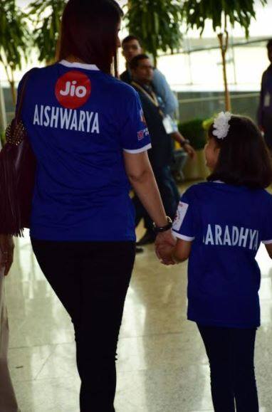 इसके साथ ही ऐश्वर्या भी काफी लाइट मूड में नजर आईं वो भी बेटी के साथ काफी खुश थीं. (तस्वीर: मानव मंगलानी)