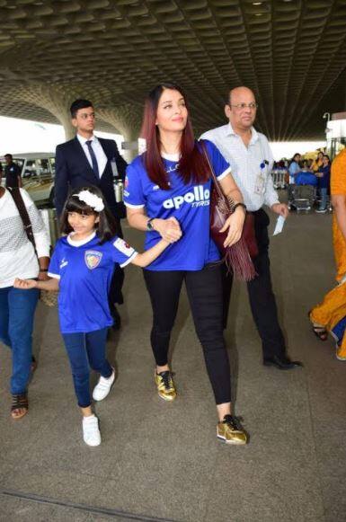 ऐश्वर्या और आराध्या की तस्वीरों में जो बात हमेशा देखी जा सकती हैं वो है कभी भी ये मां बेटी एक दूसरे का हाथ नहीं छोड़तीं. (तस्वीर: मानव मंगलानी)