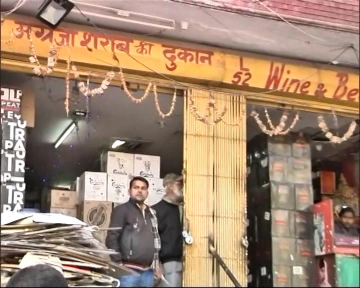 दिल्ली में शराबबंदी के लिए रायशुमारी, समर्थन और विरोध के बीच गिरा दुकान का शटर