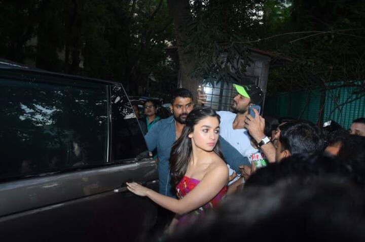 इस दौरान आलिया पिंक ड्रेस में और खुले बालों में काफी प्यारी लग रही थीं. (तस्वीर: मानव मंगलानी)