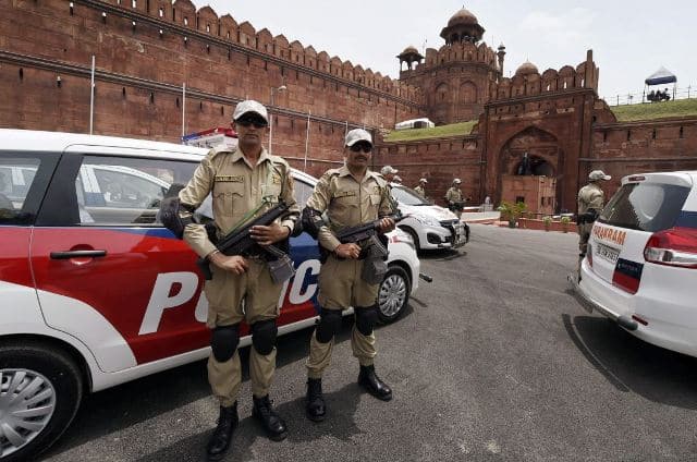 मथुरा से गिरफ्तार शख्स का आतंकी साजिश से संबंध नहीं, 26 जनवरी को लेकर सुरक्षा एजेंसिया सतर्क india on maximum alert as Terrorist threat looms ahead of Republic Day मथुरा से गिरफ्तार शख्स का आतंकी साजिश से संबंध नहीं, 26 जनवरी को लेकर सुरक्षा एजेंसिया सतर्क