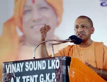 यूपी में ‘लाउडस्पीकर’ पर गरमाई राजनीति, योगी सरकार ने शुरू की धार्मिक स्थलों पर कार्रवाई