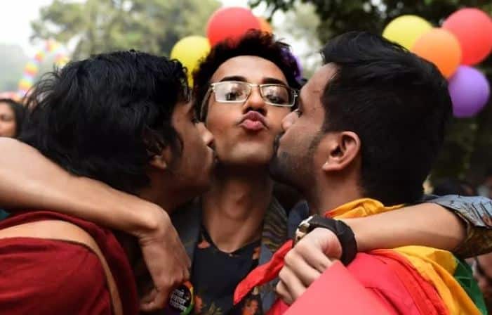 Supreme Court constitutional bench will review Section 377 समलैंगिक मामला: अब सुप्रीम कोर्ट की संविधान पीठ करेगी धारा 377 की समीक्षा