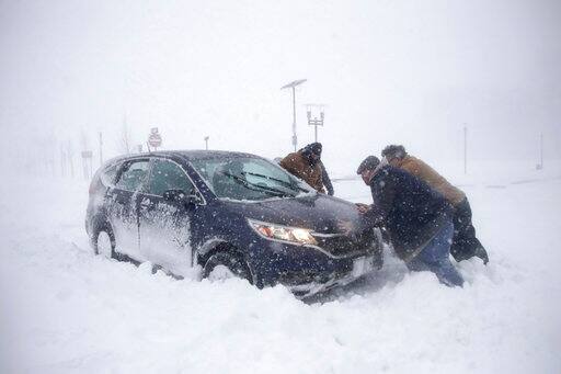 अमेरिका में ठंड का कहर, -40 डिग्री तापमान में बर्फ बनीं नदियां