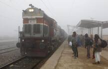 कोहरे की वजह से दिल्ली आने-जाने वाली 15 ट्रेनें रद्द, 39 देरी से, देखें पूरी लिस्ट
