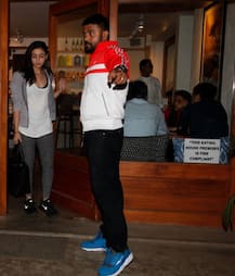 बुझी-बुझी सी नज़र आईं दोस्तों के साथ हैंगआउट करके लौट रहीं आलिया