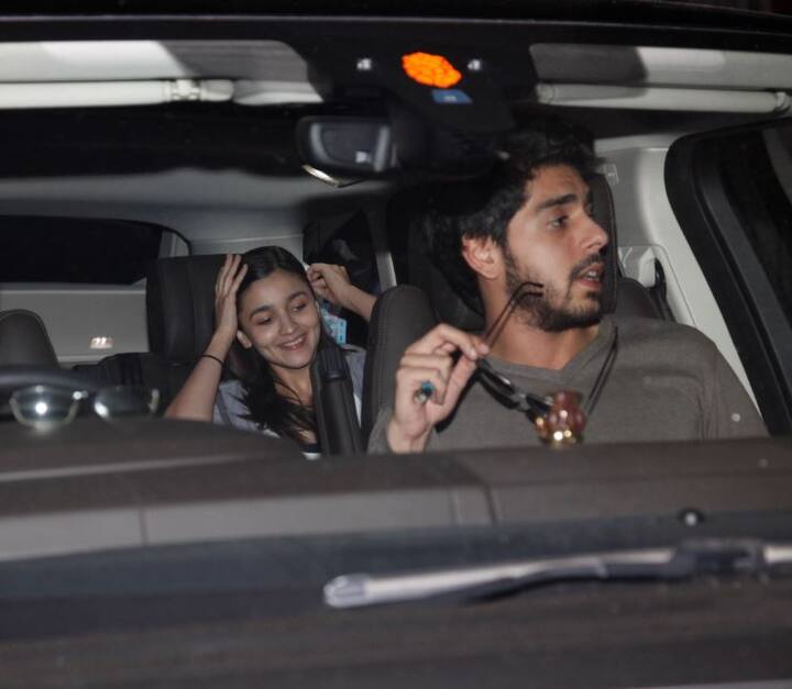 दोस्तों के साथ रेस्टोंरेंट से निकलने के दौरान उनकी ये तस्वीरें खींच ली गईं.