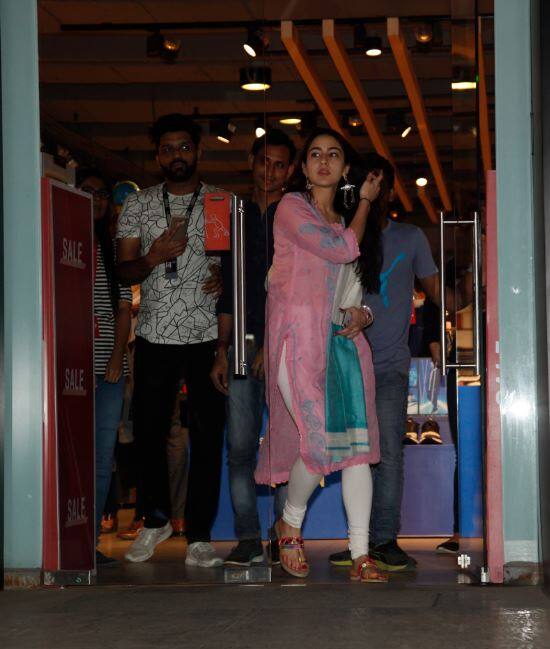 सारा कभी अपनी मासूमियत तो कभी अपने ग्लैमरस अंदाज को लेकर चर्चा में रहती हैं.