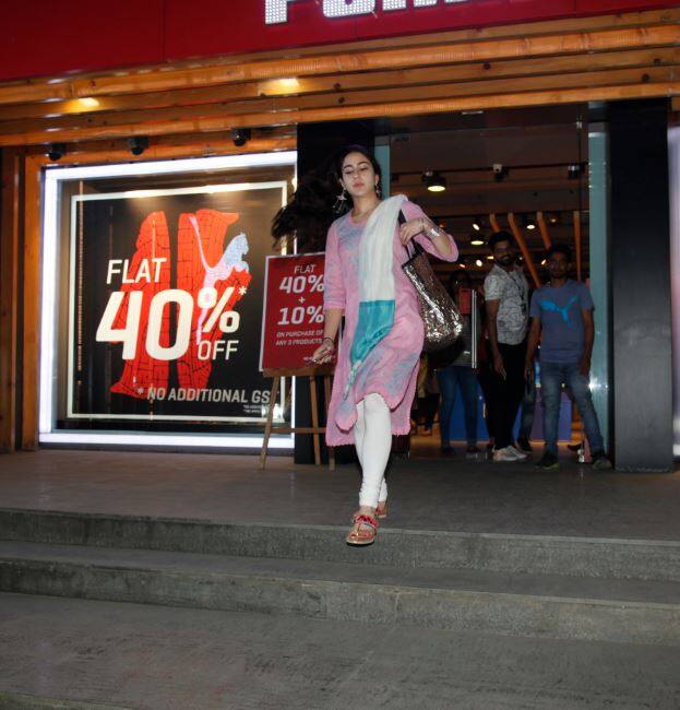 इन लेटेस्ट तस्वीरों में वे स्पोर्ट्स ब्रैंड प्यूमा के स्टोर से बाहर निकलती नज़र आईं और जैसा कि आप उनकी दायीं तरफ देख सकते हैं कि स्टोर के बाहर 40% ऑफ वाले सेल का बोर्ड लगा है.