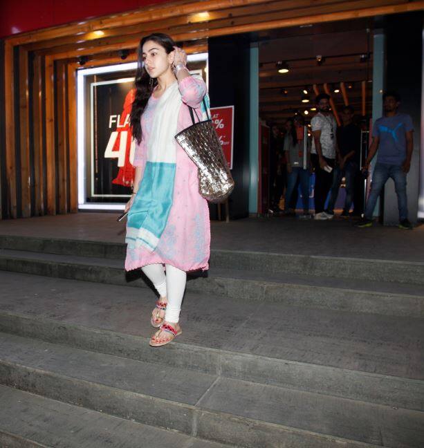 विरुष्का के बाद सारा की ये तस्वीरें देखकर आम लोग अपने दिल को सुकून दे सकते हैं कि सिर्फ वो ही नहीं बल्कि सेलिब्रिटीज़ भी सेल में शॉपिंग करते हैं.