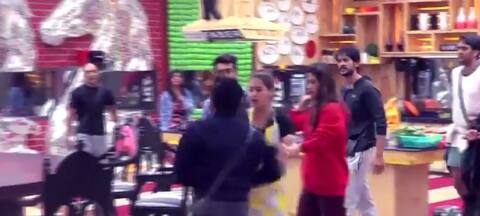 Bigg Boss 11: शो में नया ट्विस्ट, इस कंटेस्टेंट की हुई वापसी Bigg Boss 11: शो में नया ट्विस्ट, इस कंटेस्टेंट की हुई वापसी