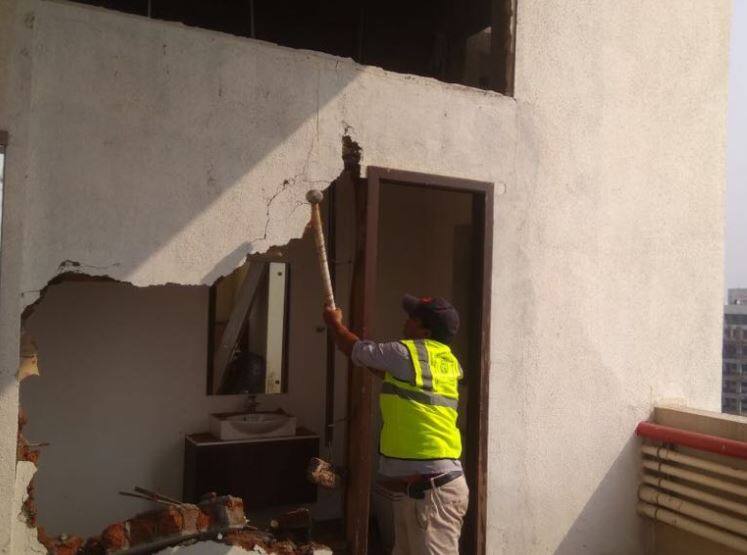 मुंबई में BJP सांसद शत्रुघ्न सिन्हा के आवास पर चला बीएमसी का हथौड़ा BMC razes illegal extensions in BJP MP Shatrughan Sinha’s residence मुंबई में BJP सांसद शत्रुघ्न सिन्हा के आवास पर चला बीएमसी का हथौड़ा