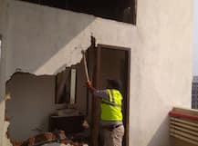 मुंबई में BJP सांसद शत्रुघ्न सिन्हा के आवास पर चला बीएमसी का हथौड़ा