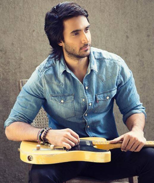 आपको बता दें कि रोहन से पहले विनोद मेहरा की बेटी सोनिया मेहरा भी बॉलीवुड में अपना हाथ आजमा चुकीं हैं हालांकि इसके बाद वो एमटीवी वीजे बन गईं. (तस्वीर: rohanmehra)