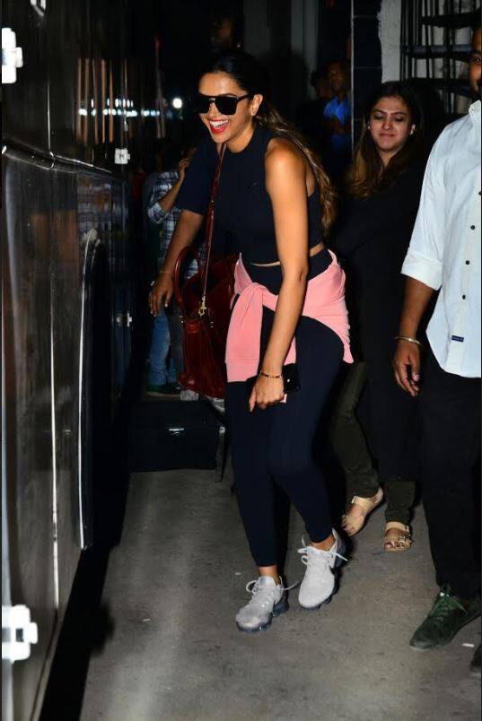 एक बार फिर दीपिका मुंबई में स्पॉट की गईं हैं. इस बार दीपिका की बेहद खूबसूरत हंसी उनके चेहरे से हटने का नाम ही नहीं ले रही थी. (तस्वीर: मानव मंगलानी)