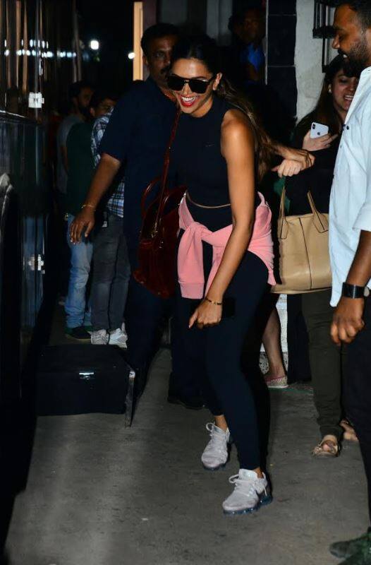 बताया जा रहा है दीपिका ने अपनी आने वाली फिल्म की शूटिंग शुरू कर दी है. और ये तस्वीरे शूटिंग के से लौटते वक्त की हैं. (तस्वीर: मानव मंगलानी)