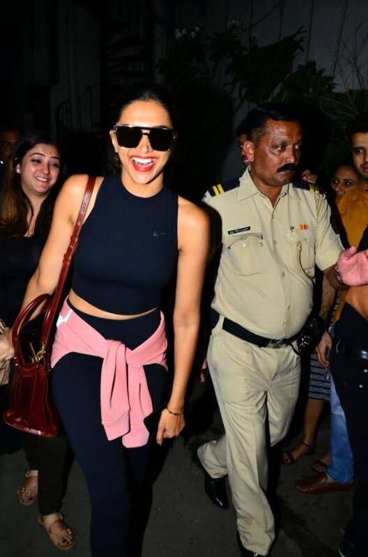 इस दौरान दीपिका अपने साथियों का हाथ पकड़ कर उन्हें अपने साथ खींचती भी नजर आईं. (तस्वीर: मानव मंगलानी)