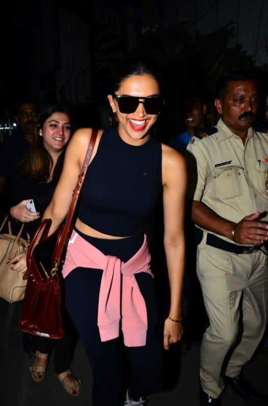 यूं तो दीपिका के होठों पर अक्सर स्माइल रहती है लेकिन इस बार दीपिका की स्माइल बेहद खास थी क्योंकि वो पोज देने के लिए नहीं बल्कि मस्ती करते हुए हंस रही थीं. (तस्वीर: मानव मंगलानी)