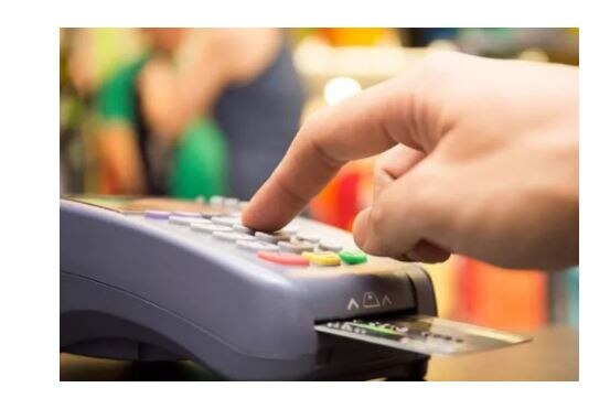 कृपया ऑनलाइन पेमेंट करते वक्त पब्लिक वाई-फाई का इस्तेमाल न करें. कई सारे हैकर्स इस ताक में बैठे रहते हैं कि जैसे ही आप वाई-फाई का इस्तेमाल करते हुए अपने डेबिट या क्रेडिट कार्ड का जानकारी डालते हैं तो इन्हे आसानी से ये जानकारी मिल जाती है.