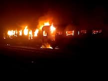 बिहार में बड़ा हादसा: मोकामा में खड़ी पैसेंजर ट्रेन में लगी भीषण आग, इंजन सहित 6 बोगियां खाक