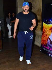 हसबैंड सैफ की फिल्म \'कालाकांडी\' देखने उनकी बाहों में बाहें डाले पहुंचीं करीना, सोहा-कुनाल भी थे मौजूद