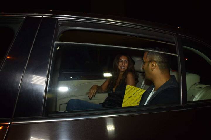 आपको बता दें कि इस बर्थेडे सेलिब्रेशन में पहुंचीं श्वेता बेहद हॉट लग रही थीं.