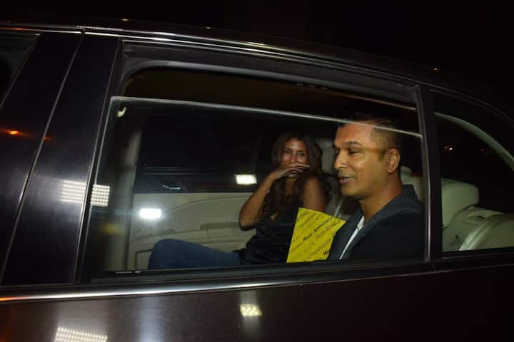 उनकी ब्लैक ड्रेस ने वहां मौजूद लोगों को उनका दीवाना बना दिया.