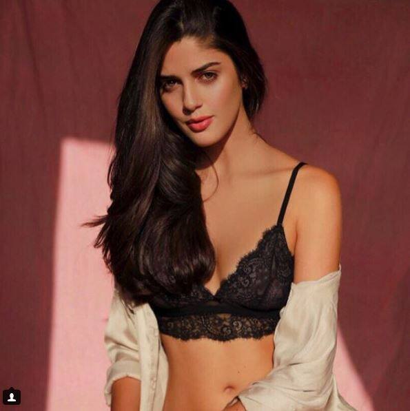 ब्राजील की इस मॉडल ने तीन साल पहले सबको यह कहते हुए चौंका दिया था कि वे एक भारतीय क्रिकेट टीम के खिलाड़ी को डेट कर रही हैं. 
