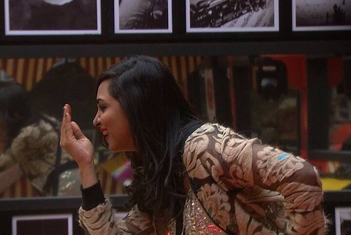 रिएलिटी शो 'बिग बॉस' सीजन 11 में फिनाले वीक चल रहा है. ग्रेंड फिनाले से पहले बिग बॉस ने घरवालों को सरप्राइज देते हुए अर्शी खान को बतौर गेस्ट घर में दोबारा एंट्री दी.