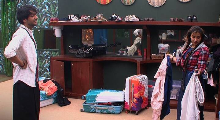 टास्क की शुरुआत में ही सभी कंटेस्टेंट्स अर्शी खान को बताने लगे कि वह किस हद तक 'मतलबी' बन सकते हैं. शिल्पा शिंदे ने टास्क में विकास गुप्ता को निशाने पर लेते हुए अर्शी से कहा, ''मैं इसके 5 टी-शर्ट्स को खराब करने वाली हूं.'' हालांकि विकास गुप्ता ने शिल्पा को इमोशनल ब्लैकमेल करते हुए ऐसा नहीं होने दिया और वह टास्क का पहला राउंड जीतने में कामयाब रहे.