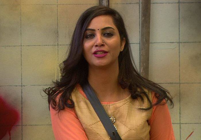 बिग बॉस ने इस टास्क को 'अर्शी खान चाहती हैं' नाम दिया, जबकि अर्शी खान ने घरवालों से बताया कि विजेता बनने के लिए आपको सबसे 'मीन' यानी की 'मतलबी' बनकर दिखाना होगा.