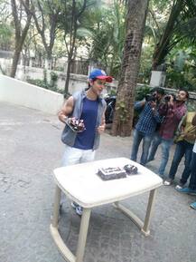 ऋतिक रोशन ने फैंस के साथ जुहू में मनाया अपना 44वां जन्मदिन, देखें तस्वीरें