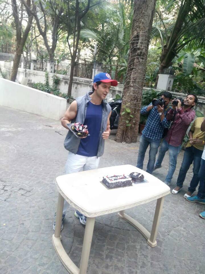 ऋतिक रोशन ने मुंबई में अपने जुहू के घर के बाहर अपने फैंस के साथ इस खास पल का लुत्फ उठाया. (तस्वीर: रवि जैन)