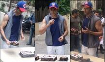 ऋतिक रोशन ने फैंस के साथ जुहू में मनाया अपना 44वां जन्मदिन, देखें तस्वीरें