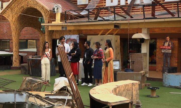 टास्क के पहले राउंड में शिल्पा शिंदे ने विकास गुप्ता की 5 टी-शर्ट खराब करने की बात कही थी. लेकिन विकास गुप्ता ने इमोशनल ब्लैकमेल करते हुए शिल्पा को ऐसा नहीं करने दिया.