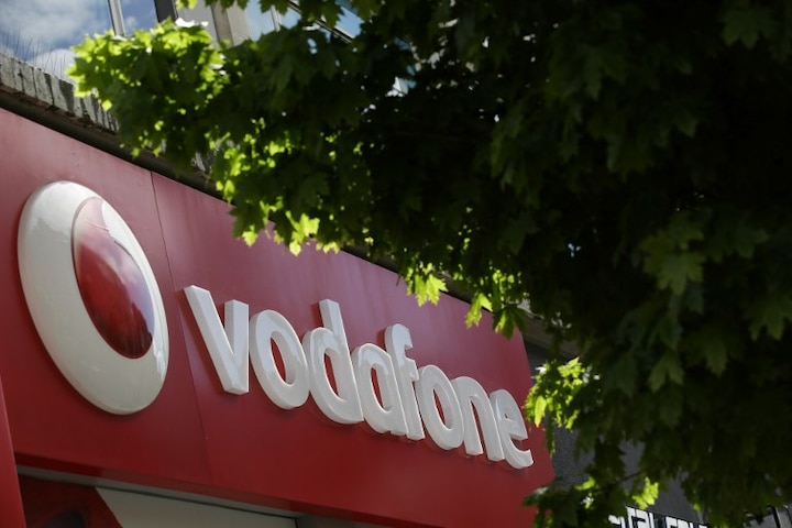 Tech layoffs Mobile phone giant Vodafone plans to cut 11 thousand jobs Vodafone Layoffs : व्होडाफोन कर्मचारी कपातीच्या तयारीत, 11 हजार कर्मचाऱ्यांना बाहेरचा रस्ता दाखवणार