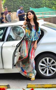 Photos: कैमरे को देख पूर्व मिस इंडिया ने दिए जमकर पोज, पहचानिए तो ज़रा