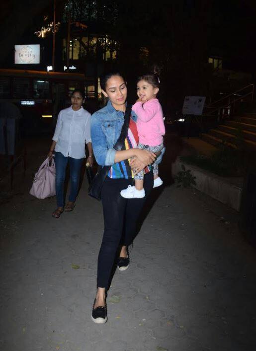 उस तस्वीर में मीशा अपनी दादी से डांस क्लास ले रही थीं. (तस्वीर: मानव मंगलानी)