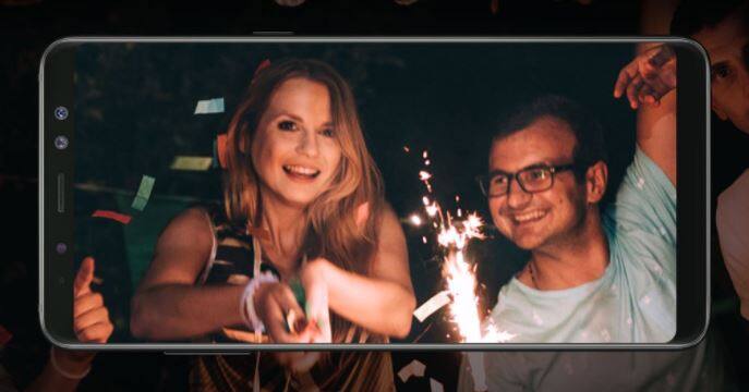 गैलेक्सी A8 PLUS में 16 मेगापिक्सल और 8 मेगापिक्सल का एफ 1.9 ड्यूअल-फ्रंट कैमरा सेटअप है. यह फोन ऑलवेज ऑन डिस्प्ले के साथ आता है, तथा इसमें वर्चुअल असिस्टेंट बिक्सबाई भी है.