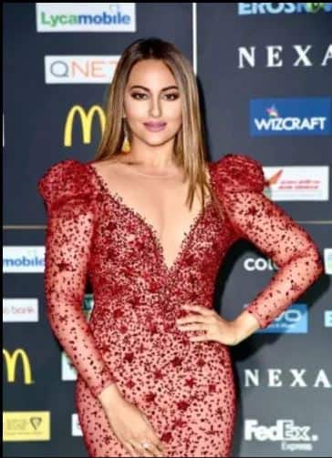 तस्वीरों में आप हाल ही में आई फिल्म नूर की अदाकारा सोनाक्षी सिन्हा को देख सकते हैं.