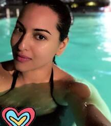 पूल में मस्ती करती बिकिनी में नज़र आईं अभिनेत्री सोनाक्षी सिन्हा