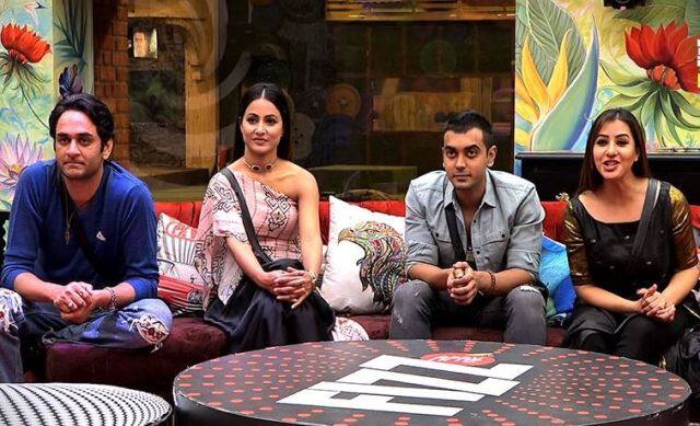 इसके बाद हिना खान और विकास गुप्ता सीजन खत्म होने के बाद के प्लान्स के बारे में बात करने लगते हैं.