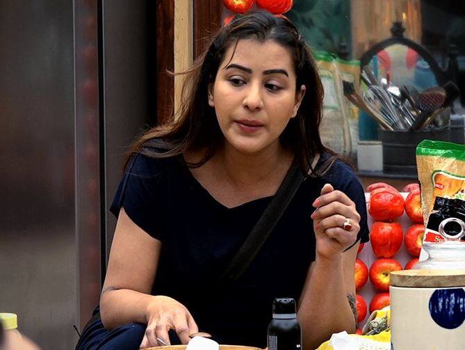 मॉल में हुई लाइव वोटिंग के दौरान शिल्पा शिंदे को सबसे ज्यादा 660 वोट मिले थे. जबकि बाकी किसी भी कंटेस्टेंट को 500 वोट भी नहीं मिले.