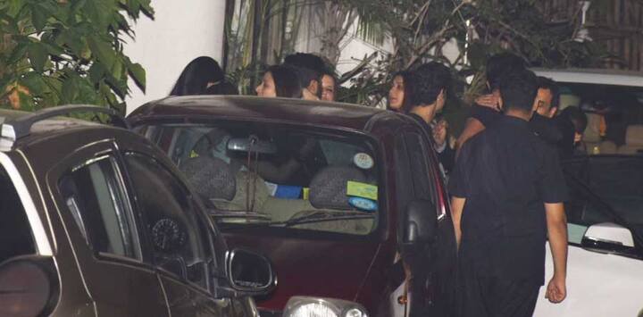 डिनर से पहले रेस्टोरेंट के बाहर जब सभी लोग पहुंचे तभी उन्हें कैमरे में कैद कर लिया गया. (Photo: Manav Mangalani)