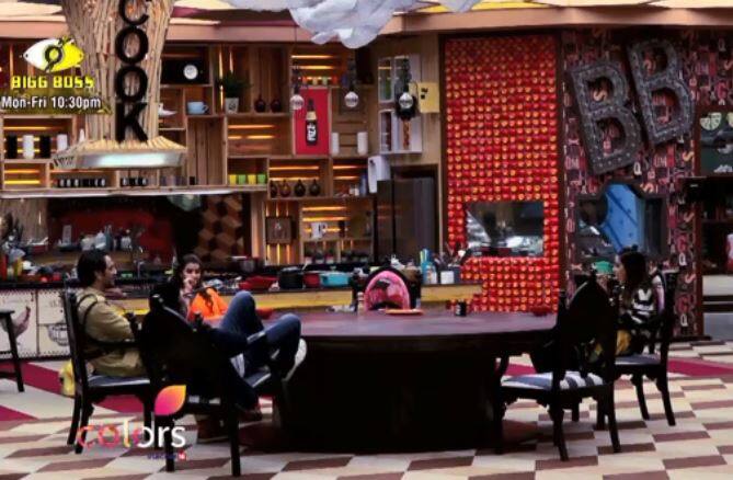 हिना खान की बातों को सुनकर विकास गुप्ता ने कहा, ''अगर आपको मेरी बात नहीं माननी है तो मैं टास्क छोड़ने का फैसला करता हूं.''