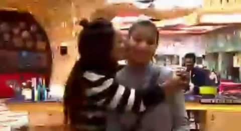 Bigg Boss 11: हिना खान के मन में शिल्पा शिंदे के लिए उमड़ा बेशुमार प्यार, देखें वीडियो Bigg Boss 11: हिना खान के मन में शिल्पा शिंदे के लिए उमड़ा बेशुमार प्यार, देखें वीडियो