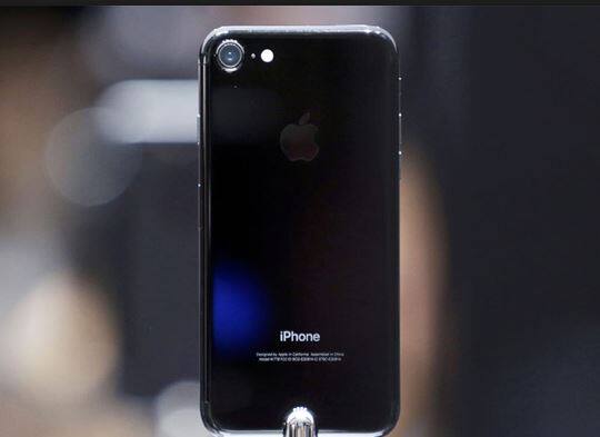 iPhone 7,iPhone 7 Plus: आईफोन 7 इस सेल में 42,999 रुपये में उपलब्ध है इस पर 6,000 रुपये का डिस्काउंट मिल रहा है. आईफोन 7 प्लस को इस सेल में 56,999 रुपये में खरीद सकते हैं जिसकी बाजार में कीमत 59,000 रुपये है. इन दोनों स्मार्टफोन पर ICICI बैंक कार्ड से खरीदारी पर 5000 रुपये तक का कैशबैक पाया जा सकता है. इसके अलावा आईफोन 7 पर 21,000 रुपये तक का एक्सचेंज ऑफर पर पा सकता हैं. वहीं आईफोन7 प्लस को 18000 रुपये एक्सचेंज ऑफर के साथ खरीदा सकता है. 