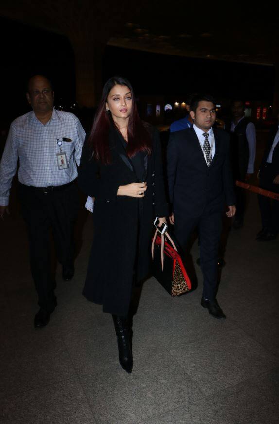 इस दौरान ऐश्वर्या के साथ बेटी आराध्या नजर नहीं आईं. हालांकि आराध्या हमेशा मम्मी का हाथ थामे स्पॉट की जाती हैं. (तस्वीर: मानव मंगलानी)