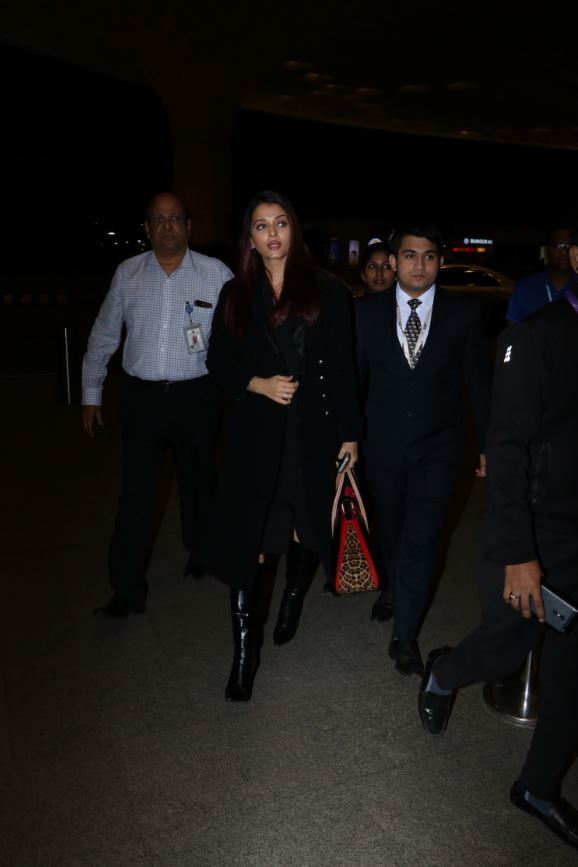 ऐश्वर्या ने इस दौरान मांग में सिंदूर लगाया हुआ था और ब्लैक कलर के ओवर कोट और बूट्स में वो बेहद खूबसूरत लग रही थीं. (तस्वीर: मानव मंगलानी)